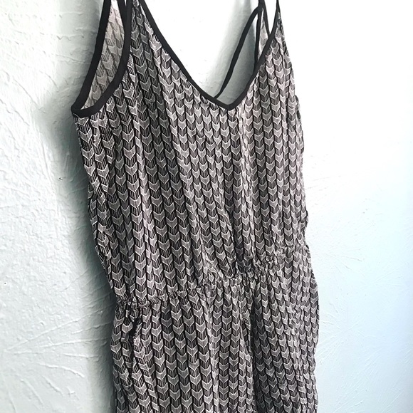 Chevron Print Strappy Romper w Pockets and Crisscross Back, Divided size 8 - Picture 8 of 9